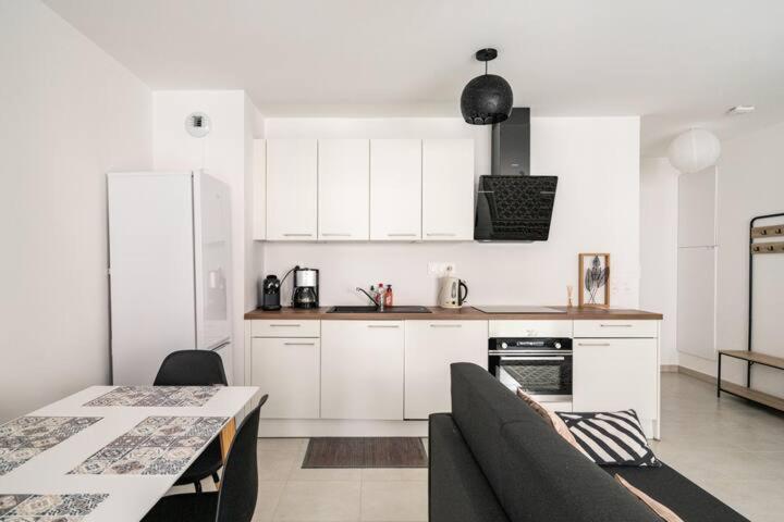 Home-Like Apartment Near Disneyland Шеси Экстерьер фото